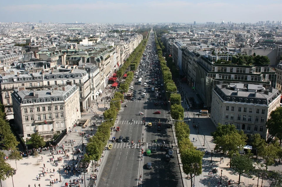 Gaming clubs are numerous near the Champs-Élysées