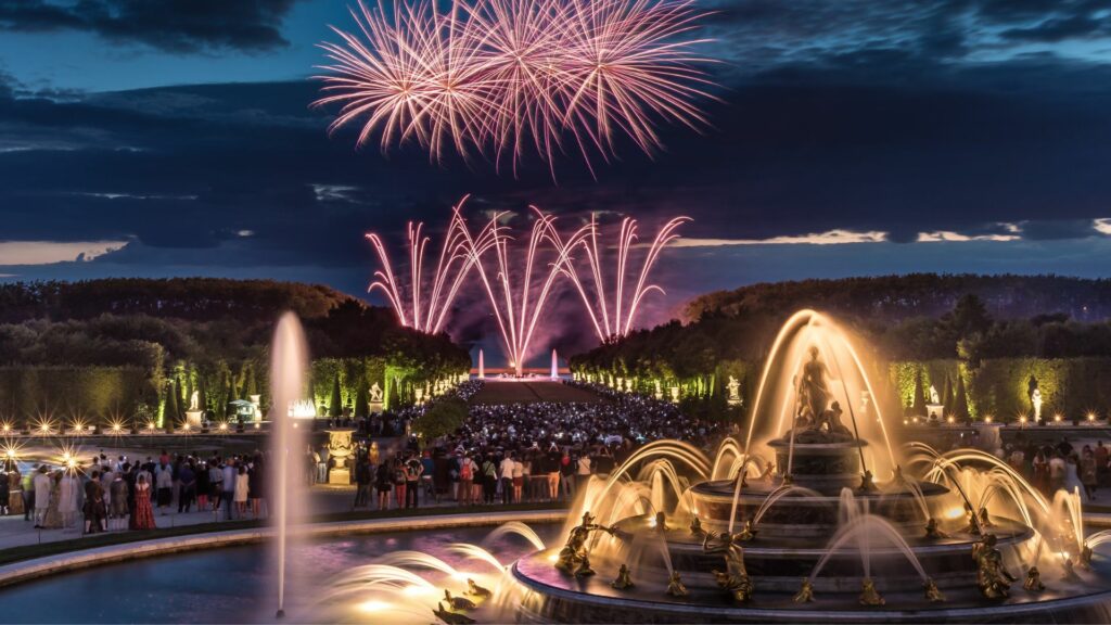 Profitez des Jardins Musicaux et des Grandes Eaux Musicales dans les jardins du Château de Versailles. Les Grandes Eaux Musicales sont les rendez-vous incontournables des familles et des touristes. Elles égayent les fontaines dans une ambiance royale. 