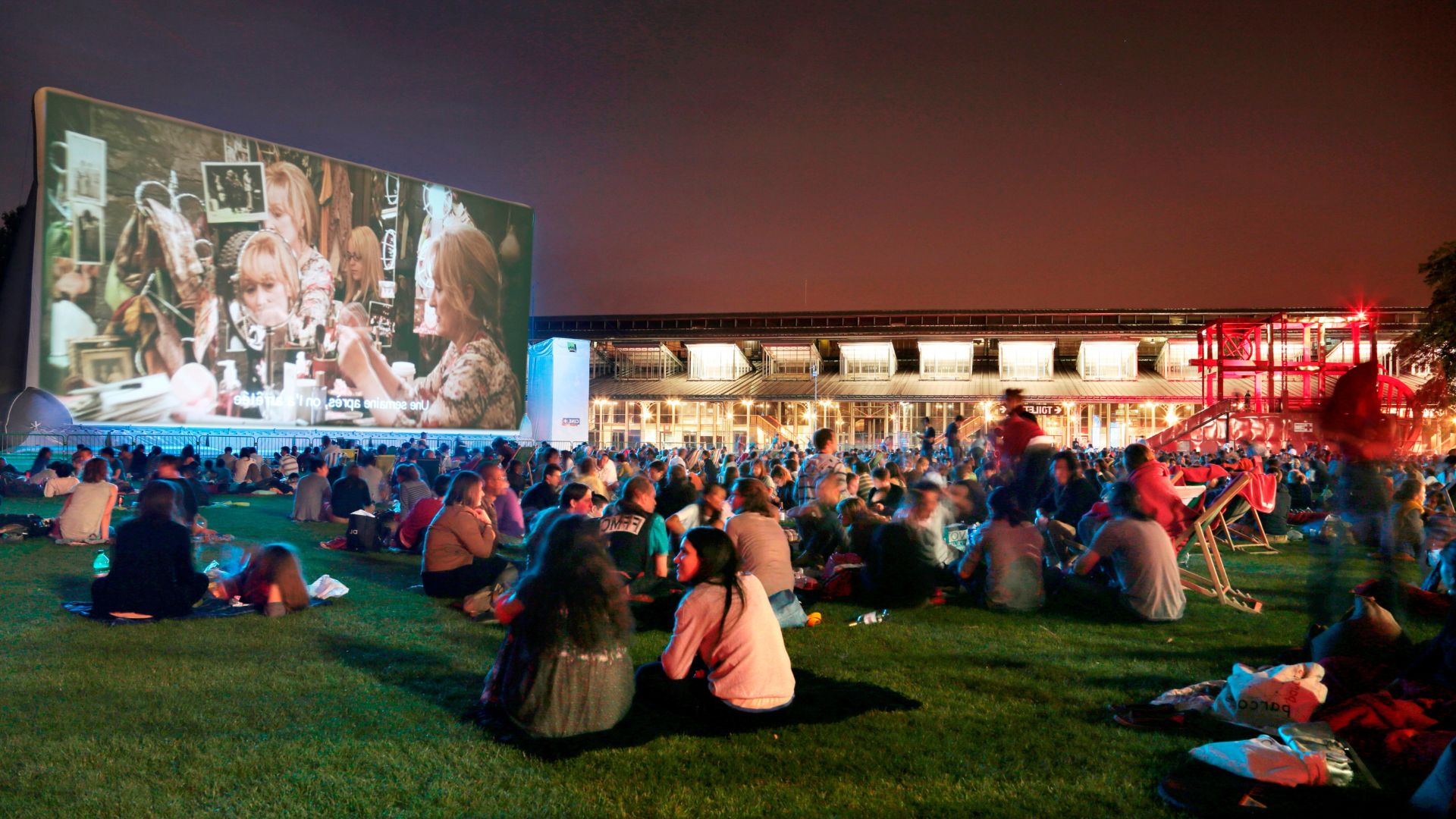 En cette période estivale, la capitale française regorge d'activités culturelles, artistiques et festives qui ne manqueront pas de vous séduire. Des festivals de musique aux expositions d'art, en passant par les spectacles de danse et les événements sportifs, il y en a pour tous les goûts.