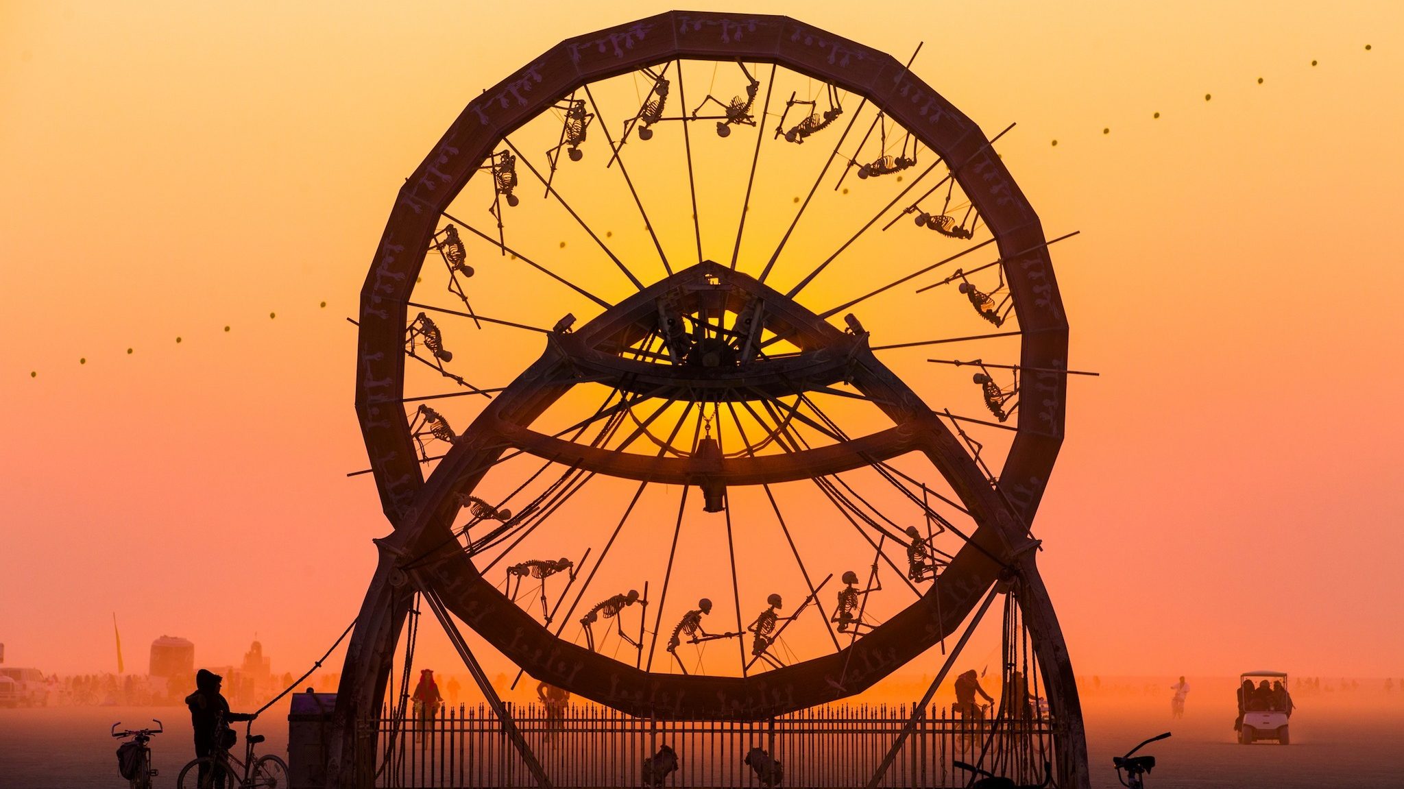 Cet été, un bout de Paris sera transformé en décor post-apocalyptique. Pièce rapportée du festival de rock américain "Burning Man", l'une des œuvres les plus impressionnantes de l'artiste Peter Hudson sera exposée à Paris.