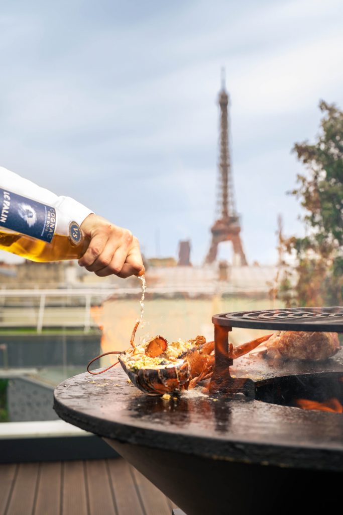 Envie de célébrer le 14 juillet avec gourmandise ? Rendez-vous au Rooftop Eylau à Paris qui propose un dîner frenchic et champêtre. La vue panoramique sur la capitale et sa dame de fer rendra votre soirée magique et inoubliable. 