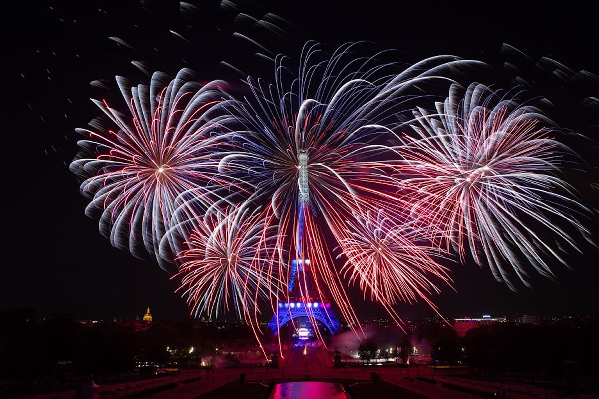 Alors que le 14 juillet approche à grands pas, Paris se prépare à illuminer le ciel de ses magnifiques feux d'artifice. Certains rooftops et terrasses offrent des panoramas exceptionnels sur la capitale, vous permettant de profiter du spectacle tout en savourant des mets raffinés.