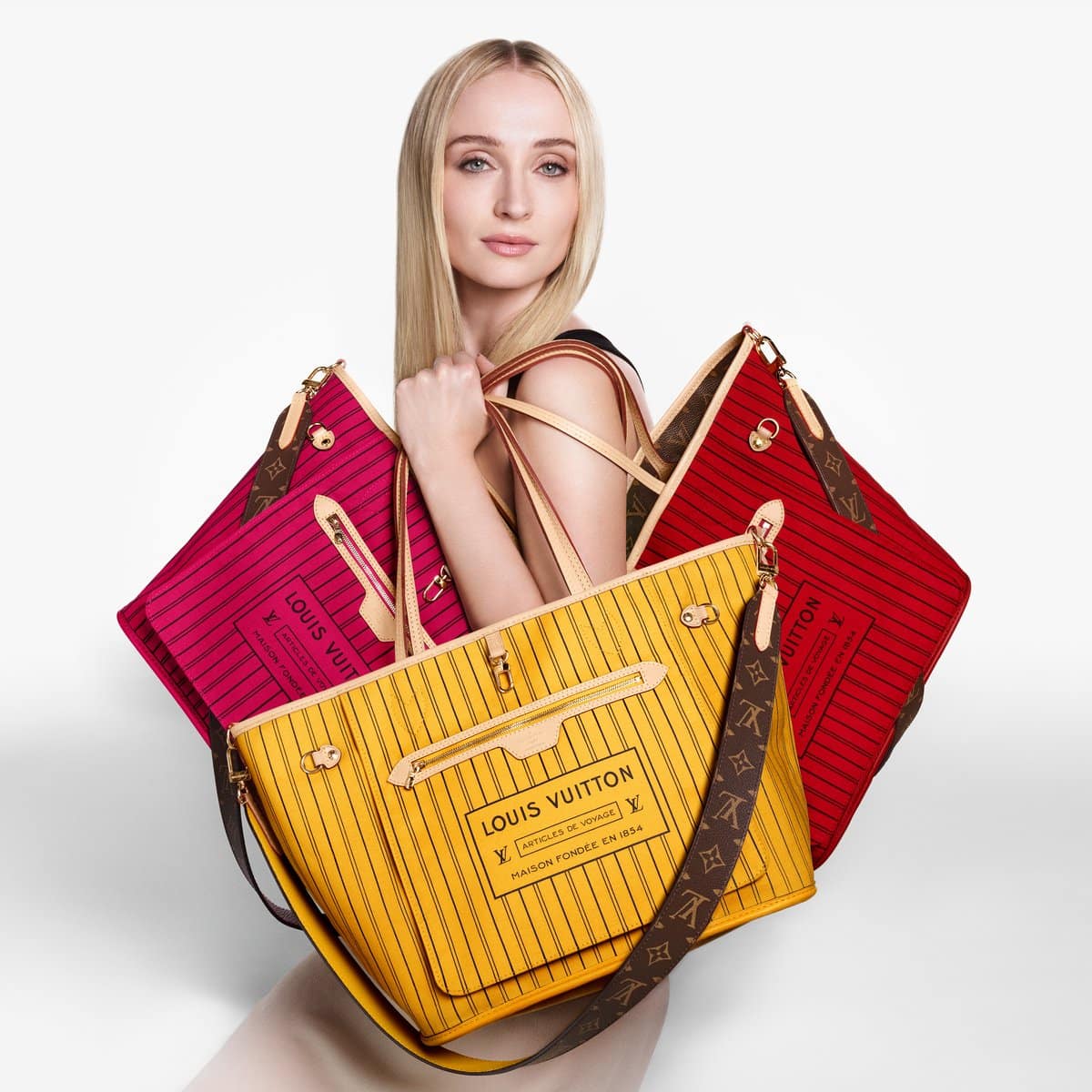 Louis Vuitton reinvente l iconique sac Neverfull avec Sophie Turner Paris Select
