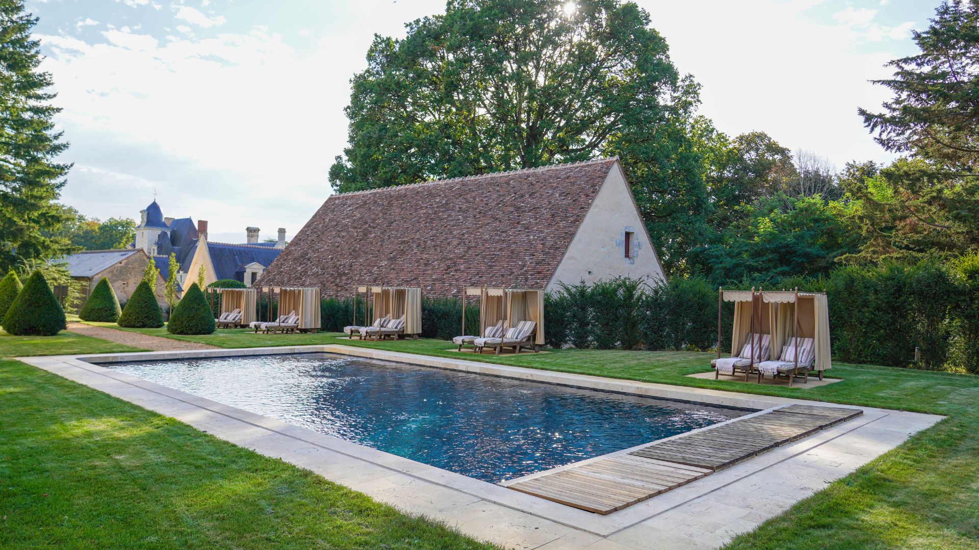 YUJ Paris yoga retreat at Château Louise de la Vallière: luxury ...