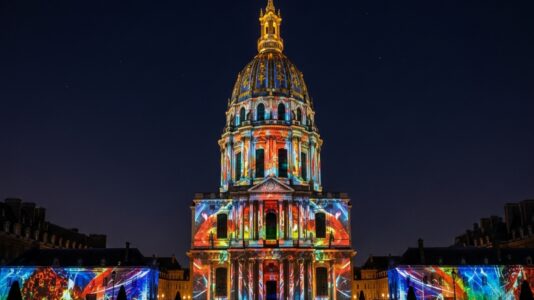 AURA Invalides, l'expérience nocturne qui fascine Paris en 2025