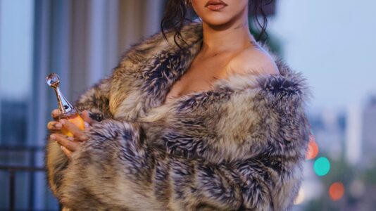 Rihanna se réinvente en déesse dorée pour la nouvelle campagne Dior J’adore