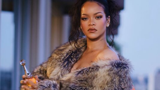 Rihanna se réinvente en déesse dorée pour la nouvelle campagne Dior J’adore