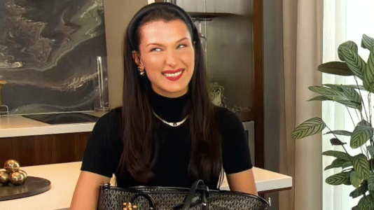 Bella Hadid illumine le défilé Victoria’s Secret à New York avec un teint hâlé et des cheveux blonds
