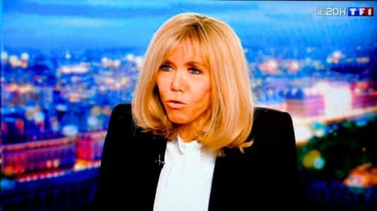 Brigitte Macron et Carla Bruni misent sur le denim au 1er rang du défilé Dior à la Fashion Week de Paris