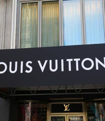 Carlos Alcaraz en Louis Vuitton: le sac Speedy s’impose dans le street style 2025