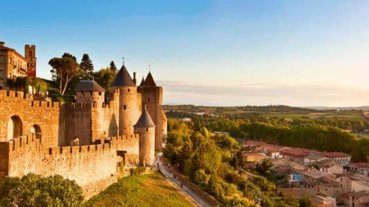 Cette cité médiévale de Provence-Alpes-Côte d’Azur séduit passionnés d’histoire et bons vivants