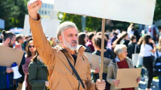 Grève du 2 octobre: fonction publique et Éducation nationale se mobilisent à Paris, écoles et services perturbés