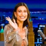 Hailey Bieber dévoile son make-up fond de sac: blush sur les yeux, crayon sur le nez