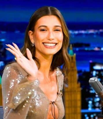 Hailey Bieber dévoile son make-up fond de sac: blush sur les yeux, crayon sur le nez