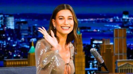 Hailey Bieber dévoile son make-up fond de sac: blush sur les yeux, crayon sur le nez