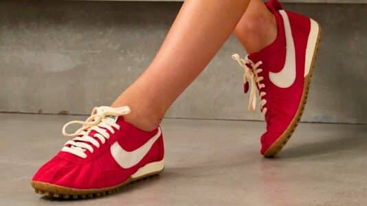 Jacob Elordi remet au goût du jour une paire de baskets culte des années 70 à New York avec Nike x Jacquemus en 2025