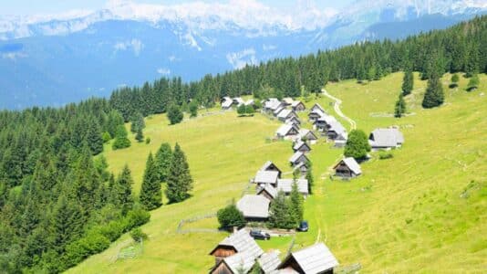 Village le plus isolé de France : accessible uniquement à pied, il vit sans route ni électricité