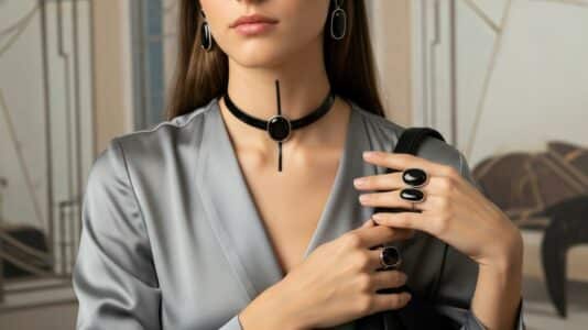 Lepointdujour.fr - Jennifer Lawrence propulse l’onyx et signe le retour des bijoux noirs