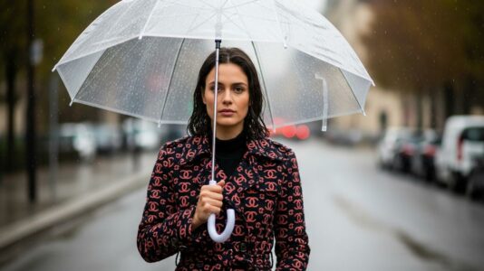 Lepointdujour.fr - Veste Chanel virale: se transforme sous la pluie, la pièce qui fait sensation