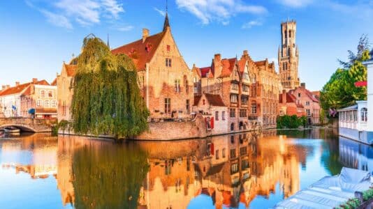 Bruges s’illumine pour Noël: deux marchés et un parcours lumineux de 3,5 km, accessible en train depuis Paris