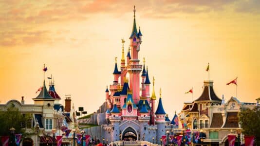 Disneyland Paris dévoile un restaurant Art nouveau dans le Land de la Reine des Neiges: meilleure vue sur Cascade of Lights