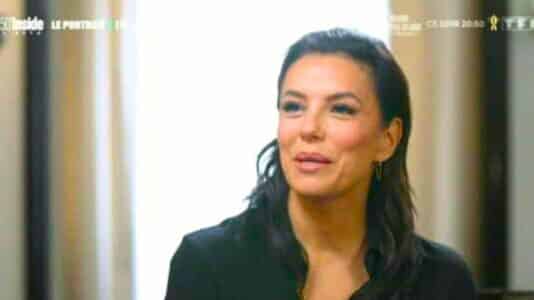 Eva Longoria affiche un look Old Hollywood sur tapis rouge: décolleté plongeant et robe aux centaines de perles