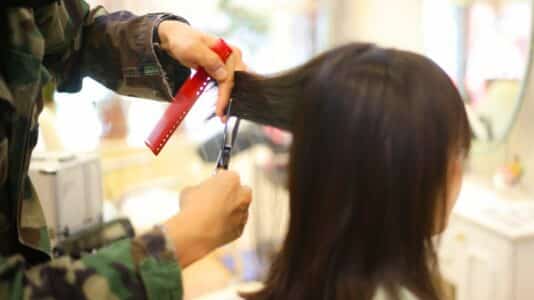 Jennifer Lopez dévoile la coupe de cheveux mi-chic mi-casual parfaite pour les fêtes 2024