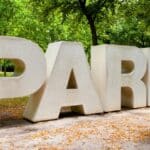 L’Odyssée Lumineuse au Parc Floral de Paris 2025 propose un parcours de lumières et un spectacle de drones