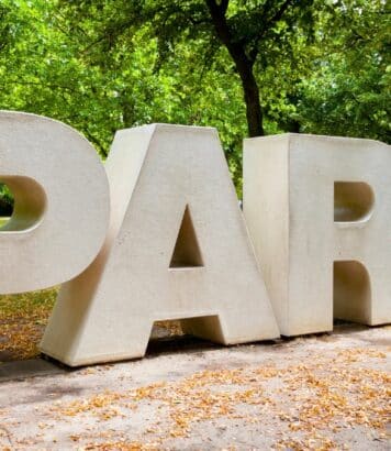 L’Odyssée Lumineuse au Parc Floral de Paris 2025 propose un parcours de lumières et un spectacle de drones