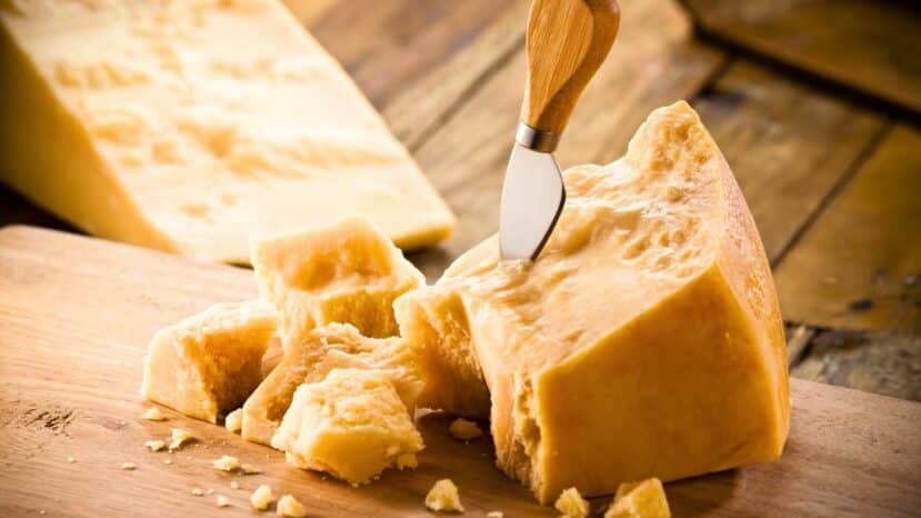 Parmesan des pauvres: l’astuce économique d’un chef italien pour sublimer vos pâtes sans fromage en 5 minutes