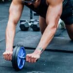 Roue à abdominaux: l’outil indispensable pour un six-pack à la maison, mode d’emploi et erreurs à éviter