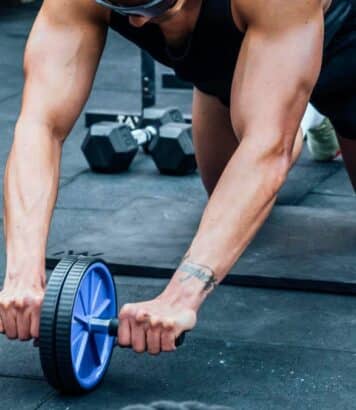 Roue à abdominaux: l’outil indispensable pour un six-pack à la maison, mode d’emploi et erreurs à éviter