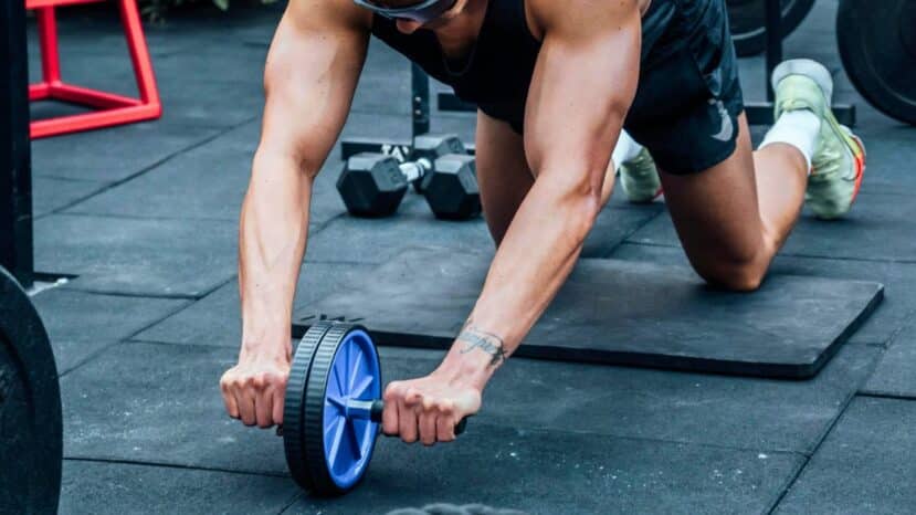 Roue à abdominaux: l’outil indispensable pour un six-pack à la maison, mode d’emploi et erreurs à éviter