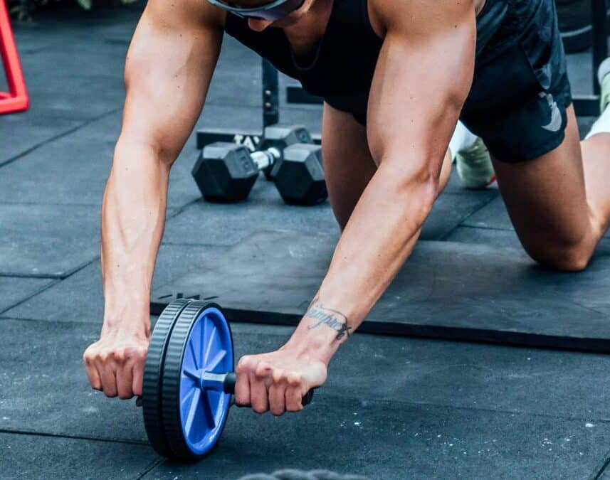 Roue à abdominaux: l’outil indispensable pour un six-pack à la maison, mode d’emploi et erreurs à éviter