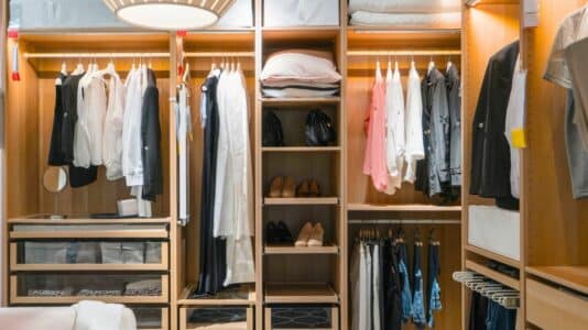 Technique du cintre inversé: 1 geste simple désencombre et trie votre dressing