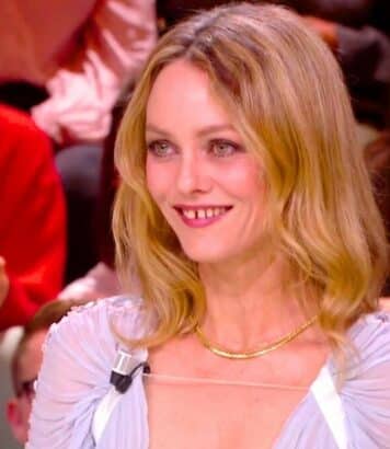 Vanessa Paradis adopte la jupe tendance qui sera partout cet hiver et rajeunit l’allure après 50 ans
