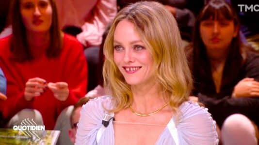 Vanessa Paradis adopte la jupe tendance qui sera partout cet hiver et rajeunit l’allure après 50 ans