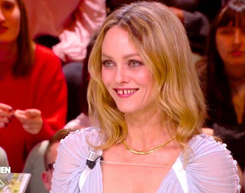 Vanessa Paradis adopte la jupe tendance qui sera partout cet hiver et rajeunit l’allure après 50 ans