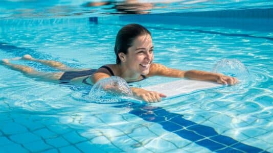 ParisSelectBook - Graisse abdominale : l’aqua plank détrône la natation pour un ventre plat plus rapide