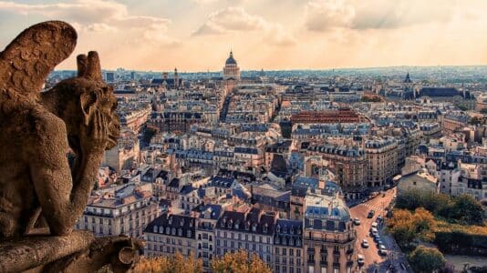 Ancien pavillon de chasse en région parisienne: il abrite un jardin de sculptures monumentales à ciel ouvert