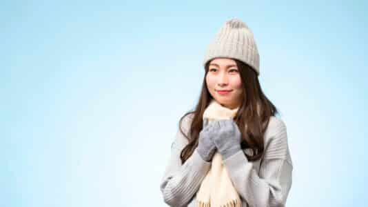 Pulls basiques: 6 indispensables intemporels pour réussir sa garde-robe hivernale