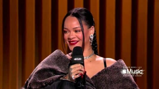 Rihanna adopte le combo sportswear chic avec jupe de sport et escarpins