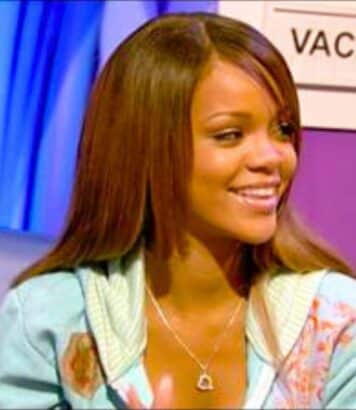 Rihanna relance sur le tapis rouge la robe Balenciaga à col Bardot qui obsède les Françaises depuis les années 1960