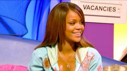 Rihanna relance sur le tapis rouge la robe Balenciaga à col Bardot qui obsède les Françaises depuis les années 1960