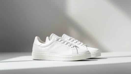 Sneaker métallisée 2026 : la basket tendance qui remplace définitivement les baskets blanches