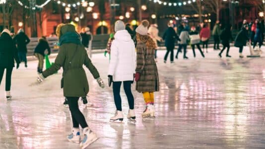 Village de Noël de Montlignon 2025 : patinoire gratuite et balade en poney ce week-end dans le Val d’Oise