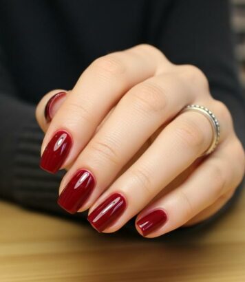 ParisSelectBook - Manucure 2026: la tendance sombre et chic assure des ongles élégants