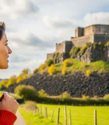 ParisSelectBook - Polignac : ce Plus Beau Village de France à 2h de Lyon dévoile sa forteresse et ses 800 mètres de remparts