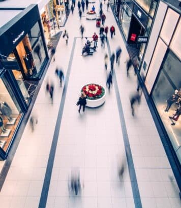 Robes Zara: 7 modèles fluides qui allongent la silhouette après 40 ans