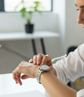 ParisSelectBook - Montre : droite ou gauche, le poignet idéal pour la porter en 2025